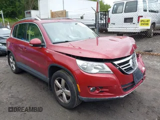 2010 Volkswagen Tiguan S z VIN WVGBV7AX7AW003941, wystawiony jako IAAI lot #42508651 z przebiegiem 85 033 mil mil oraz . Historia ofert i sprzedaży dostępna na DreamBid. Obrazek 1.