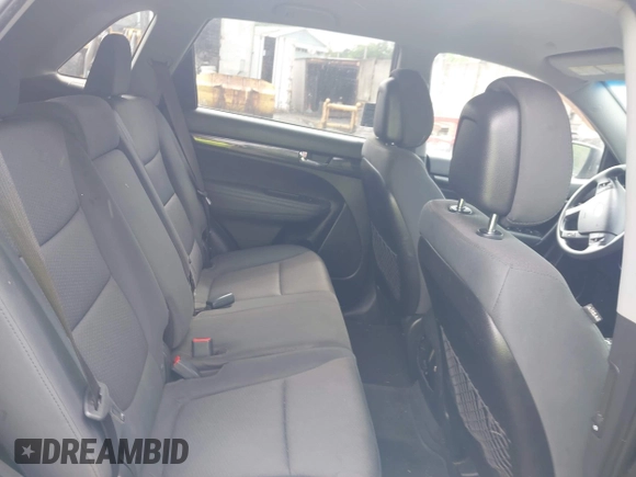 2013 Kia Sorento LX z VIN 5XYKTDA20DG420283, wystawiony jako IAAI lot #42528439 z przebiegiem 140 891 mil mil oraz . Historia ofert i sprzedaży dostępna na DreamBid. Obrazek 8.