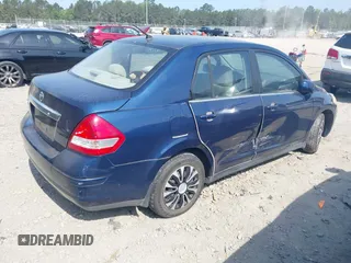 2008 Nissan Versa S z VIN 3N1BC11E88L387270, wystawiony jako IAAI lot #42170127 z przebiegiem 133 555 mil mil oraz . Historia ofert i sprzedaży dostępna na DreamBid. Obrazek 4.