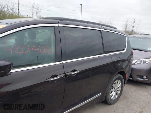2017 Chrysler Pacifica Touring L with VIN 2C4RC1BG1HR797200, listed as a IAAI auction lot 42044020 with 124,115 mi miles and . Bid and sale history available at DreamBid. Image 14.