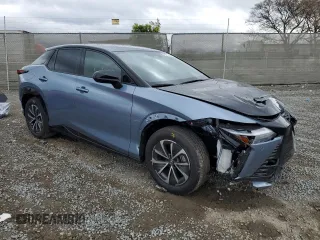 2023 Lexus RZ 450e Premium z VIN JTJAAAAB6PA009956, wystawiony jako Copart lot #48707855 z przebiegiem 6736 mil mil oraz Szkody całkowita. Historia ofert i sprzedaży dostępna na DreamBid. Obrazek 4.