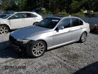 2009 BMW 3 Series 328i z VIN WBAPH77569NL85059, wystawiony jako Copart lot #51052645 z przebiegiem 136 283 mil mil oraz Szkody całkowita. Historia ofert i sprzedaży dostępna na DreamBid. Obrazek 1.