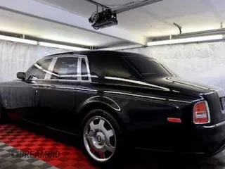 2007 Rolls-Royce Phantom z VIN SCA1S68547UX08408, wystawiony jako Copart lot #87547135 z przebiegiem 27 780 mil mil oraz Tytuł czysty. Historia ofert i sprzedaży dostępna na DreamBid. Obrazek 3.