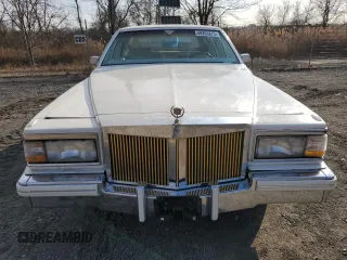 1983 Cadillac Fleetwood z VIN 1G6AB6985D9118799, wystawiony jako Copart lot #49203875 z przebiegiem 5 795 mil mil oraz Nie do naprawy • Non repairable. Historia ofert i sprzedaży dostępna na DreamBid. Obrazek 5.