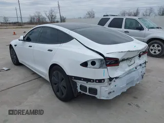 2021 Tesla Model S Plaid z VIN 5YJSA1E64MF452744, wystawiony jako IAAI lot #41375136 z przebiegiem Nie podano mil oraz . Historia ofert i sprzedaży dostępna na DreamBid. Obrazek 3.