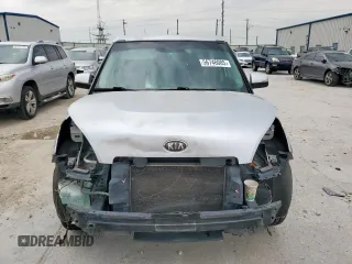 2013 Kia Soul + z VIN KNDJT2A66D7483811, wystawiony jako Copart lot #56746085 z przebiegiem 161 371 mil mil oraz Szkoda całkowita • Salvage title. Historia ofert i sprzedaży dostępna na DreamBid. Obrazek 5.