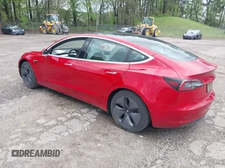 2020 Tesla Model 3 Long Range z VIN 5YJ3E1EB7LF668172, wystawiony jako IAAI lot #42002676 z przebiegiem 61 672 mil mil oraz . Historia ofert i sprzedaży dostępna na DreamBid. Obrazek 3.