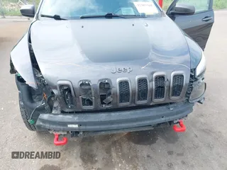 2016 Jeep Cherokee Trailhawk z VIN 1C4PJMBS1GW323434, wystawiony jako IAAI lot #42485364 z przebiegiem 130 351 mil mil oraz . Historia ofert i sprzedaży dostępna na DreamBid. Obrazek 6.