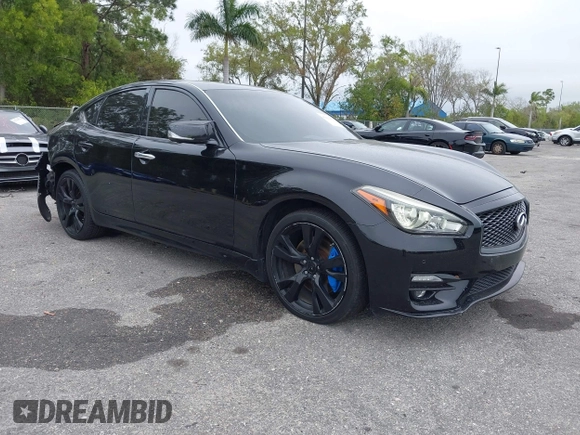 2015 Infiniti Q70 z VIN JN1BY1AR6FM561165, wystawiony jako IAAI lot #41622832 z przebiegiem 121 522 mil mil oraz . Historia ofert i sprzedaży dostępna na DreamBid. Obrazek 1.