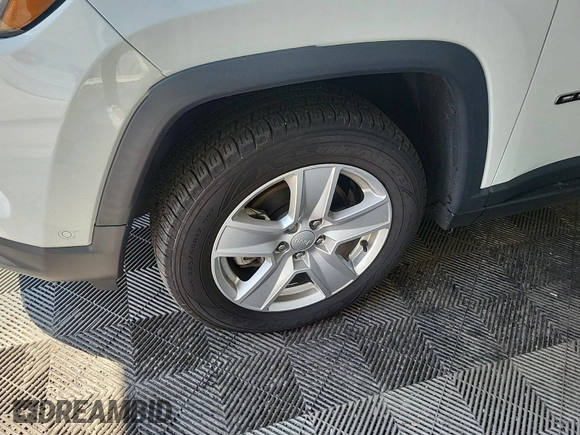 2022 Jeep Compass Latitude z VIN 3C4NJDBB2NT205936, wystawiony jako IAAI lot #42885857 z przebiegiem 39 157 mil mil oraz . Historia ofert i sprzedaży dostępna na DreamBid. Obrazek 9.