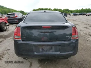2014 Chrysler 300 S z VIN 2C3CCAGG1EH297607, wystawiony jako Copart lot #56889285 z przebiegiem 136 485 mil mil oraz Szkoda całkowita • Salvage title. Historia ofert i sprzedaży dostępna na DreamBid. Obrazek 6.
