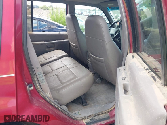 1996 Ford Explorer XLT z VIN 1FMDU32P9TZA66446, wystawiony jako IAAI lot #42643571 z przebiegiem 174 927 mil mil oraz . Historia ofert i sprzedaży dostępna na DreamBid. Obrazek 8.