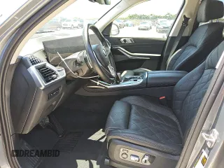 2024 BMW X7 xDrive40i z VIN 5UX23EM07R9V10389, wystawiony jako Copart lot #56431285 z przebiegiem 33 174 mil mil oraz Tytuł czysty. Historia ofert i sprzedaży dostępna na DreamBid. Obrazek 7.
