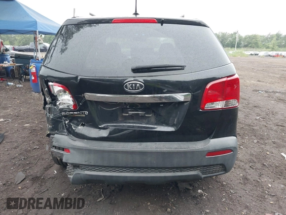2012 Kia Sorento LX z VIN 5XYKTDA20CG218154, wystawiony jako IAAI lot #42428383 z przebiegiem 126 889 mil mil oraz . Historia ofert i sprzedaży dostępna na DreamBid. Obrazek 16.