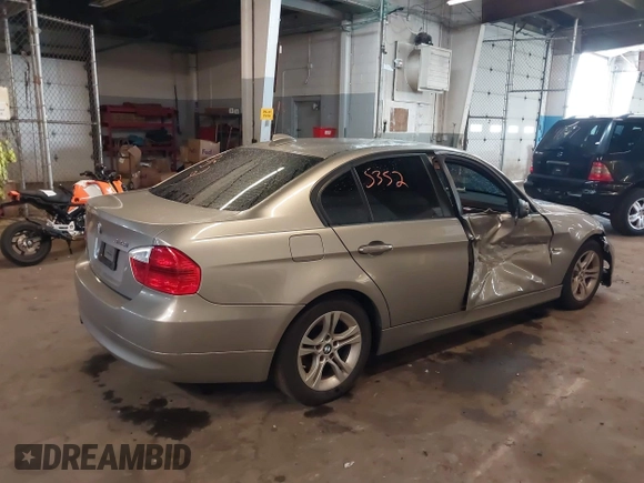 2008 BMW 3 Series 328i z VIN WBAVA37598NL44749, wystawiony jako IAAI lot #42135352 z przebiegiem 132 821 mil mil oraz . Historia ofert i sprzedaży dostępna na DreamBid. Obrazek 4.