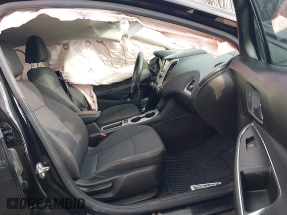 2017 Chevrolet Cruze LS z VIN 1G1BC5SM4H7270096, wystawiony jako IAAI lot #41237531 z przebiegiem 103 318 mil mil oraz . Historia ofert i sprzedaży dostępna na DreamBid. Obrazek 5.