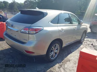 2013 Lexus RX 450h z VIN JTJZB1BA1D2006779, wystawiony jako IAAI lot #42564276 z przebiegiem 54 303 mil mil oraz . Historia ofert i sprzedaży dostępna na DreamBid. Obrazek 4.