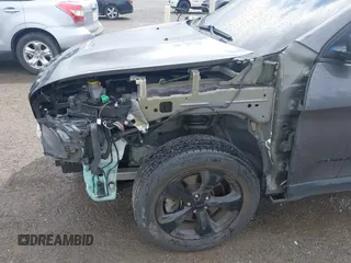 2018 Jeep Cherokee Latitude z VIN 1C4PJMCBXJD601328, wystawiony jako IAAI lot #42303389 z przebiegiem 98 288 mil mil oraz . Historia ofert i sprzedaży dostępna na DreamBid. Obrazek 6.
