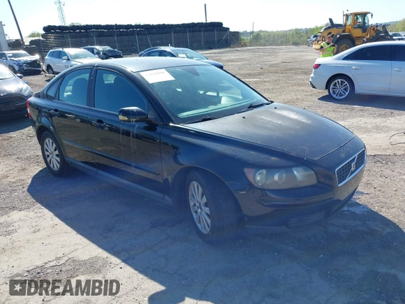 2005 Volvo S40 with VIN YV1MS382852109136, listed as a IAAI auction lot 42122931 with 151,720 mi miles. Bid and sale history available at carsss.com. Image 1.