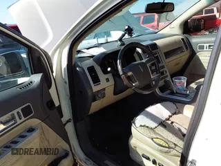 2008 Lincoln MKX z VIN 2LMDU68C18BJ15272, wystawiony jako IAAI lot #42182342 z przebiegiem Nie podano mil oraz . Historia ofert i sprzedaży dostępna na DreamBid. Obrazek 7.