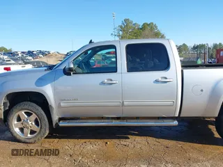2013 GMC Sierra 2500HD SLT z VIN 1GT121C82DF218580, wystawiony jako IAAI lot #41758693 z przebiegiem 121 798 mil mil oraz . Historia ofert i sprzedaży dostępna na DreamBid. Obrazek 15.