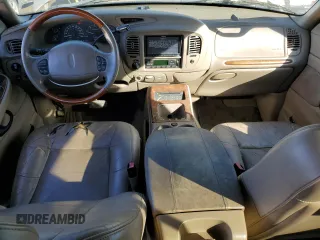 2001 Lincoln Navigator z VIN 5LMFU28R51LJ29728, wystawiony jako Copart lot #87147514 z przebiegiem 175 837 mil mil oraz Czysty tytuł • Clean title. Historia ofert i sprzedaży dostępna na DreamBid. Obrazek 8.