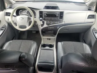 2013 Toyota Sienna SE с VIN 5TDXK3DC3DS315294, выставлен на аукционе Copart как лот 60732425 с пробегом 84 030 миль миль и Списание • Salvage title. История ставок и продаж доступна на DreamBid. Изображение 8.