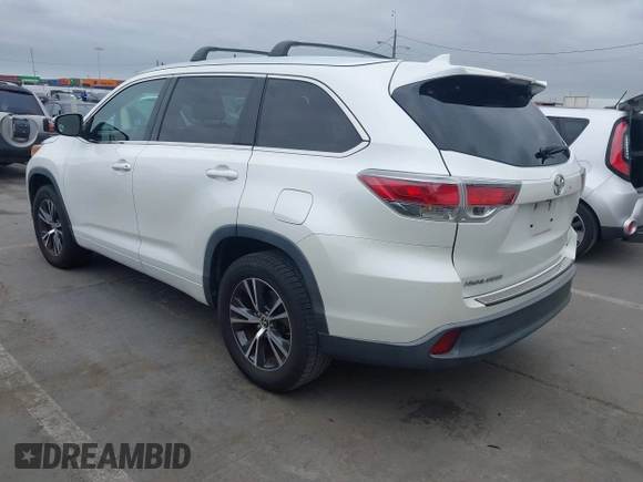 2016 Toyota Highlander XLE z VIN 5TDKKRFH0GS159225, wystawiony jako IAAI lot #42188784 z przebiegiem Nie podano mil oraz . Historia ofert i sprzedaży dostępna na DreamBid. Obrazek 3.