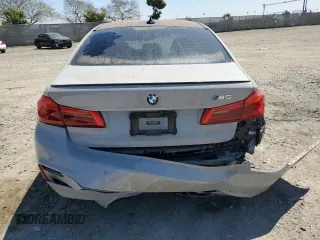 2020 BMW M5 z VIN WBSJF0C09LCE53241, wystawiony jako Copart lot #52607075 z przebiegiem Nie podano mil oraz Szkoda całkowita • Salvage title. Historia ofert i sprzedaży dostępna na DreamBid. Obrazek 6.