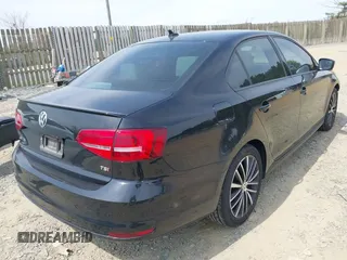 2015 Volkswagen Jetta SE z VIN 3VWD17AJ8FM403564, wystawiony jako IAAI lot #42016363 z przebiegiem 127 104 mil mil oraz . Historia ofert i sprzedaży dostępna na DreamBid. Obrazek 4.