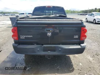 2008 Dodge Dakota SLT z VIN 1D7HW48NX8S626721, wystawiony jako Copart lot #52862855 z przebiegiem 159 605 mil mil oraz Czysty tytuł • Clean title. Historia ofert i sprzedaży dostępna na DreamBid. Obrazek 6.