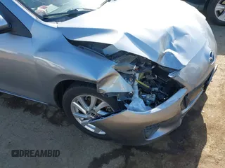 2013 Mazda 3 i Grand Touring z VIN JM1BL1WP0D1736124, wystawiony jako IAAI lot #42271018 z przebiegiem 124 478 mil mil oraz . Historia ofert i sprzedaży dostępna na DreamBid. Obrazek 17.