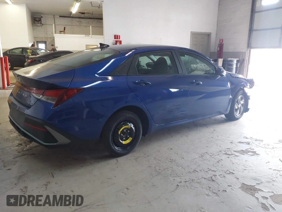 2024 Hyundai Elantra SE z VIN KMHLL4DG9RU681389, wystawiony jako IAAI lot #42017186 z przebiegiem 13 762 mil mil oraz . Historia ofert i sprzedaży dostępna na DreamBid. Obrazek 4.