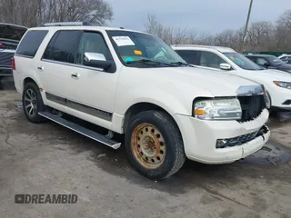 2007 Lincoln Navigator z VIN 5LMFU28547LJ17382, wystawiony jako IAAI lot #41735022 z przebiegiem 220 149 mil mil oraz . Historia ofert i sprzedaży dostępna na DreamBid. Obrazek 1.