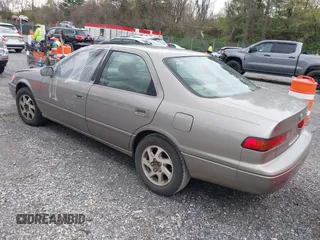 1998 Toyota Camry LE z VIN 4T1BF28K0WU066098, wystawiony jako IAAI lot #41971003 z przebiegiem 324 180 mil mil oraz . Historia ofert i sprzedaży dostępna na DreamBid. Obrazek 3.