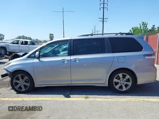 2013 Toyota Sienna SE с VIN 5TDXK3DC7DS287161, выставлен на аукционе IAAI как лот 42249232 с пробегом 168 307 миль миль и . История ставок и продаж доступна на DreamBid. Изображение 15.