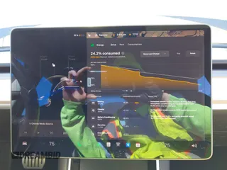 2018 Tesla Model 3 Long Range Battery z VIN 5YJ3E1EB5JF180030, wystawiony jako IAAI lot #41897617 z przebiegiem 89 557 mil mil oraz . Historia ofert i sprzedaży dostępna na DreamBid. Obrazek 17.