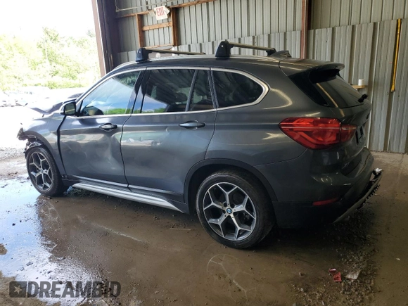 2018 BMW X1 xDrive28i z VIN WBXHT3C31J5L28049, wystawiony jako Copart lot #57496465 z przebiegiem 117 591 mil mil oraz Czysty tytuł • Clean title. Historia ofert i sprzedaży dostępna na DreamBid. Obrazek 2.
