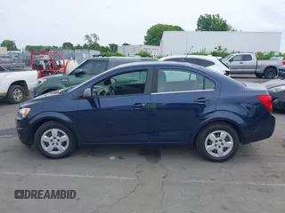 2015 Chevrolet Sonic LS z VIN 1G1JA5SH2F4114299, wystawiony jako IAAI lot #42078790 z przebiegiem 112 719 mil mil oraz . Historia ofert i sprzedaży dostępna na DreamBid. Obrazek 14.