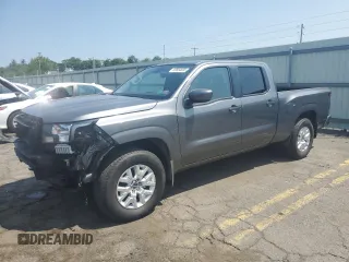 2024 Nissan Frontier SV z VIN 1N6ED1FKXRN605620, wystawiony jako Copart lot #59854695 z przebiegiem 8828 mil mil oraz Szkody całkowita. Historia ofert i sprzedaży dostępna na DreamBid. Obrazek 1.