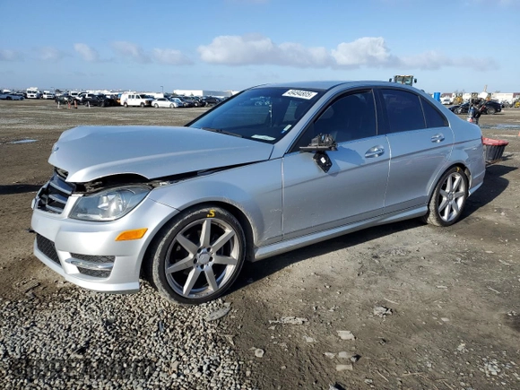 2014 Mercedes-Benz C 250 Sport z VIN WDDGF4HB6EA956715, wystawiony jako Copart lot #49494805 z przebiegiem 71 034 mil mil oraz Szkoda całkowita • Salvage title. Historia ofert i sprzedaży dostępna na DreamBid. Obrazek 1.