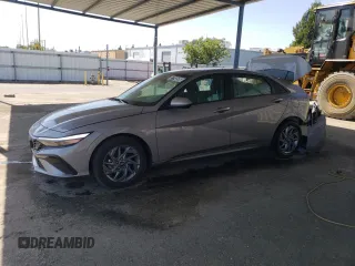 2024 Hyundai Elantra SEL z VIN KMHLM4DG1RU807421, wystawiony jako Copart lot #57748505 z przebiegiem 8 682 mil mil oraz Czysty tytuł • Clean title. Historia ofert i sprzedaży dostępna na DreamBid. Obrazek 1.