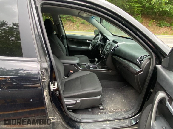 2015 Kia Sorento LX with VIN 5XYKTCA65FG612606, listed as a Copart auction lot 65296225 with Not provided miles and Clean title. Bid and sale history available at DreamBid. Image 5.