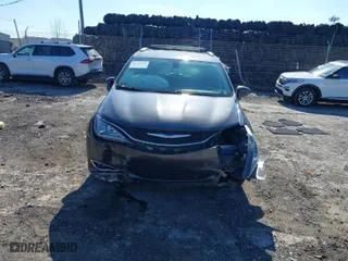 2018 Chrysler Pacifica Touring L with VIN 2C4RC1BG4JR354500, listed as a IAAI auction lot 41770558 with 69,385 mi miles. Bid and sale history available at carsss.com. Image 12.