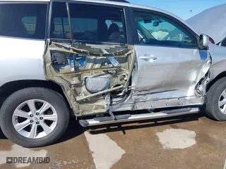 2011 Toyota Highlander with VIN 5TDZK3EH3BS041465, listed as a IAAI auction lot 41709017 with 183,674 mi miles. Bid and sale history available at carsss.com. Image 6.