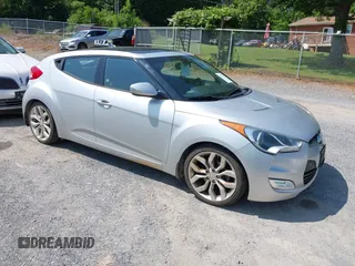 2015 Hyundai Veloster z VIN KMHTC6AD5FU240263, wystawiony jako IAAI lot #42392143 z przebiegiem 131 581 mil mil oraz . Historia ofert i sprzedaży dostępna na DreamBid. Obrazek 1.