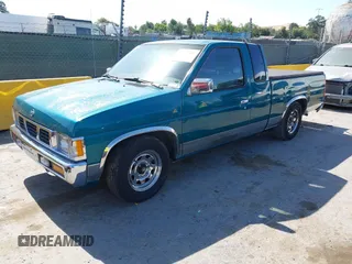1995 Nissan Frontier XE z VIN 1N6SD16S2SC385250, wystawiony jako IAAI lot #42373497 z przebiegiem 252 537 mil mil oraz . Historia ofert i sprzedaży dostępna na DreamBid. Obrazek 2.