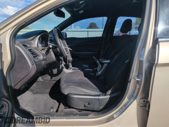 2014 Chrysler 200 Touring z VIN 1C3CCBBB7EN137644, wystawiony jako Copart lot #56254025 z przebiegiem 86 487 mil mil oraz Szkody całkowita. Historia ofert i sprzedaży dostępna na DreamBid. Obrazek 7.