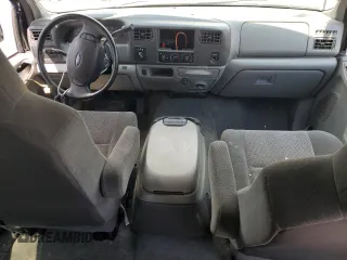 2003 Ford F-350 XL z VIN 1FTWW33F53EA72524, wystawiony jako Copart lot #58817635 z przebiegiem 117 675 mil mil oraz Czysty tytuł • Clean title. Historia ofert i sprzedaży dostępna na DreamBid. Obrazek 8.