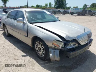 2008 Lincoln Town Car Limited z VIN 2LNHM82V78X632906, wystawiony jako IAAI lot #42247751 z przebiegiem 166 532 mil mil oraz . Historia ofert i sprzedaży dostępna na DreamBid. Obrazek 1.